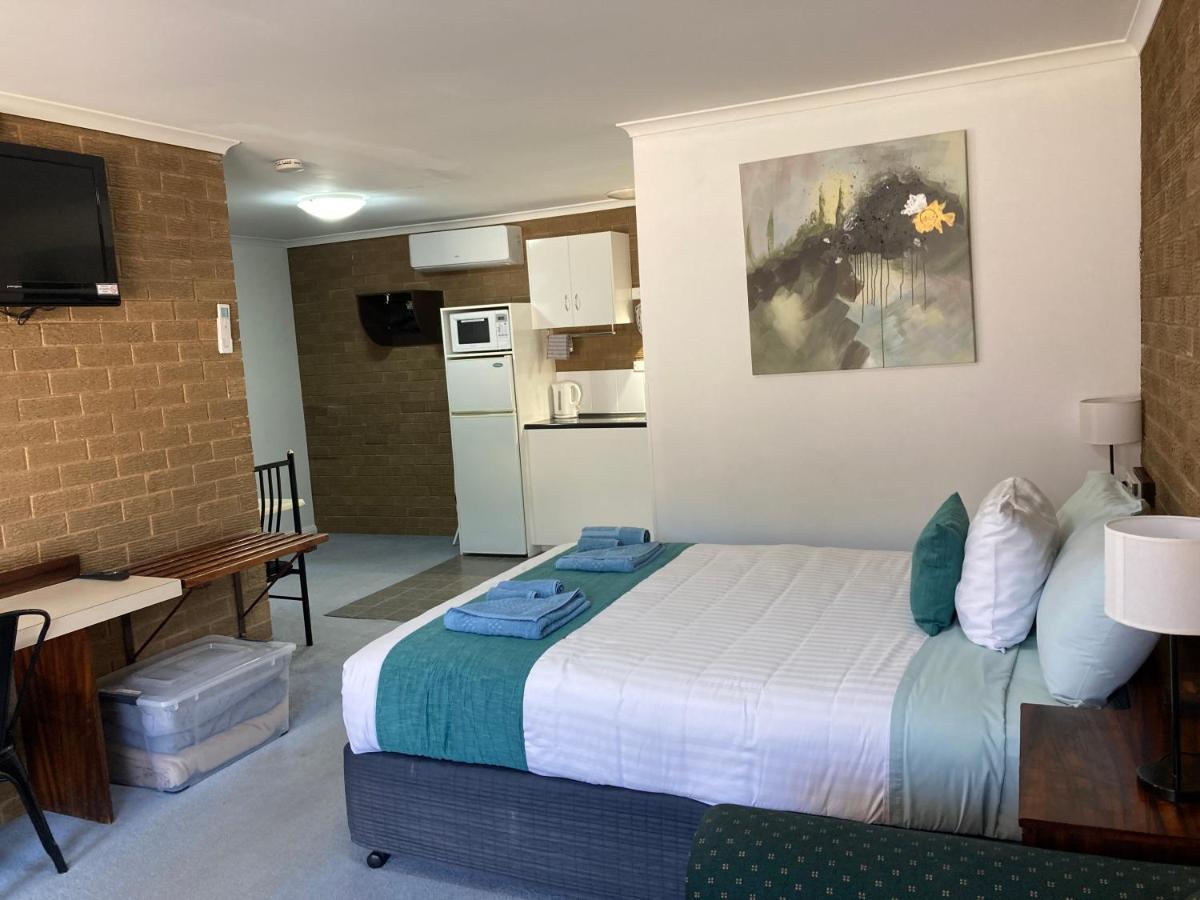 Camellia Motel Narrandera Exterior photo