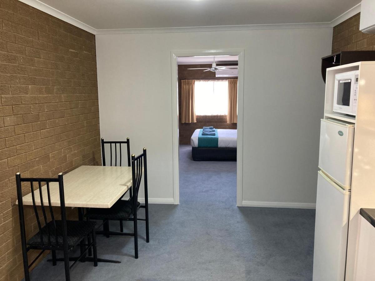 Camellia Motel Narrandera Exterior photo