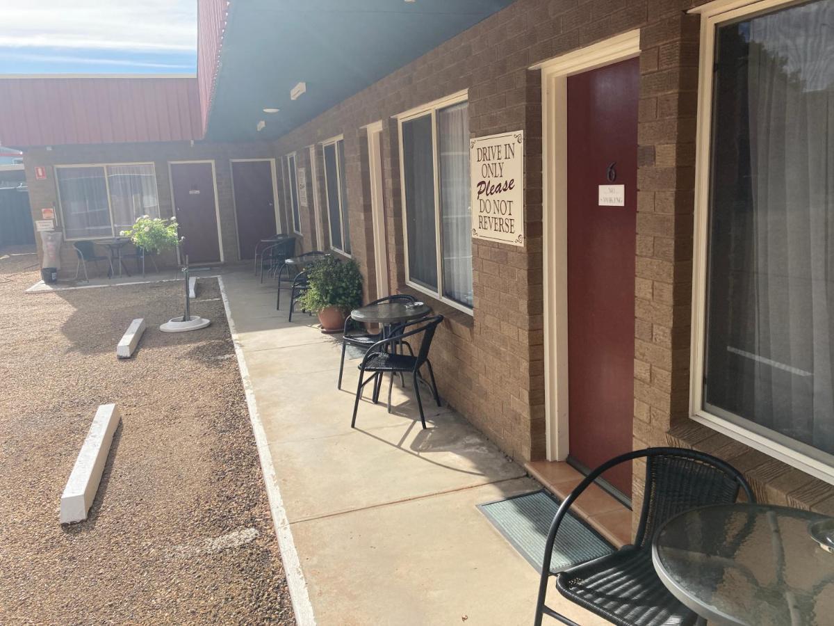 Camellia Motel Narrandera Exterior photo