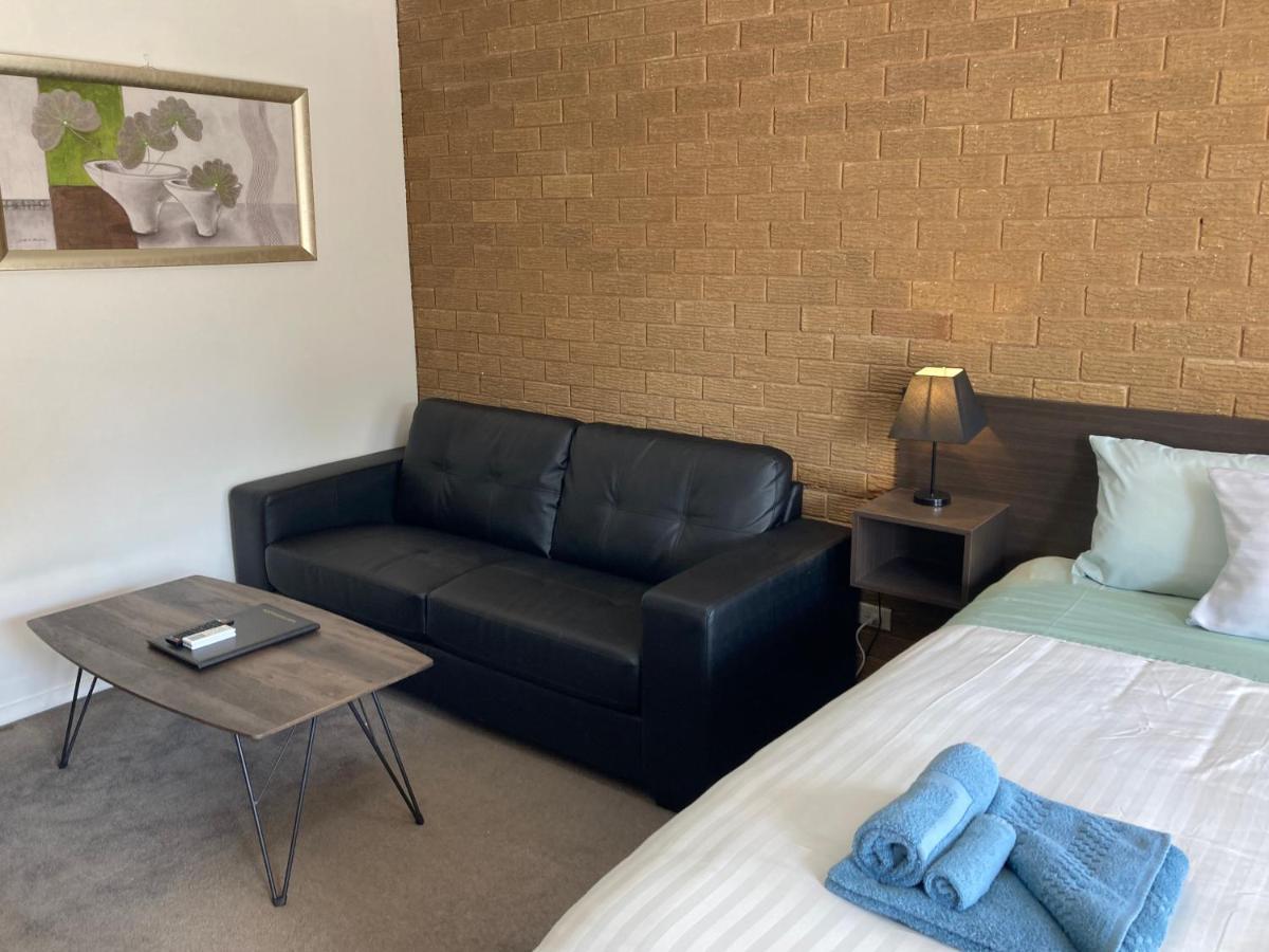 Camellia Motel Narrandera Exterior photo