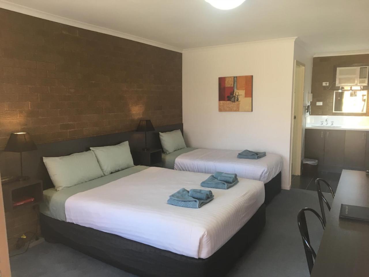 Camellia Motel Narrandera Exterior photo