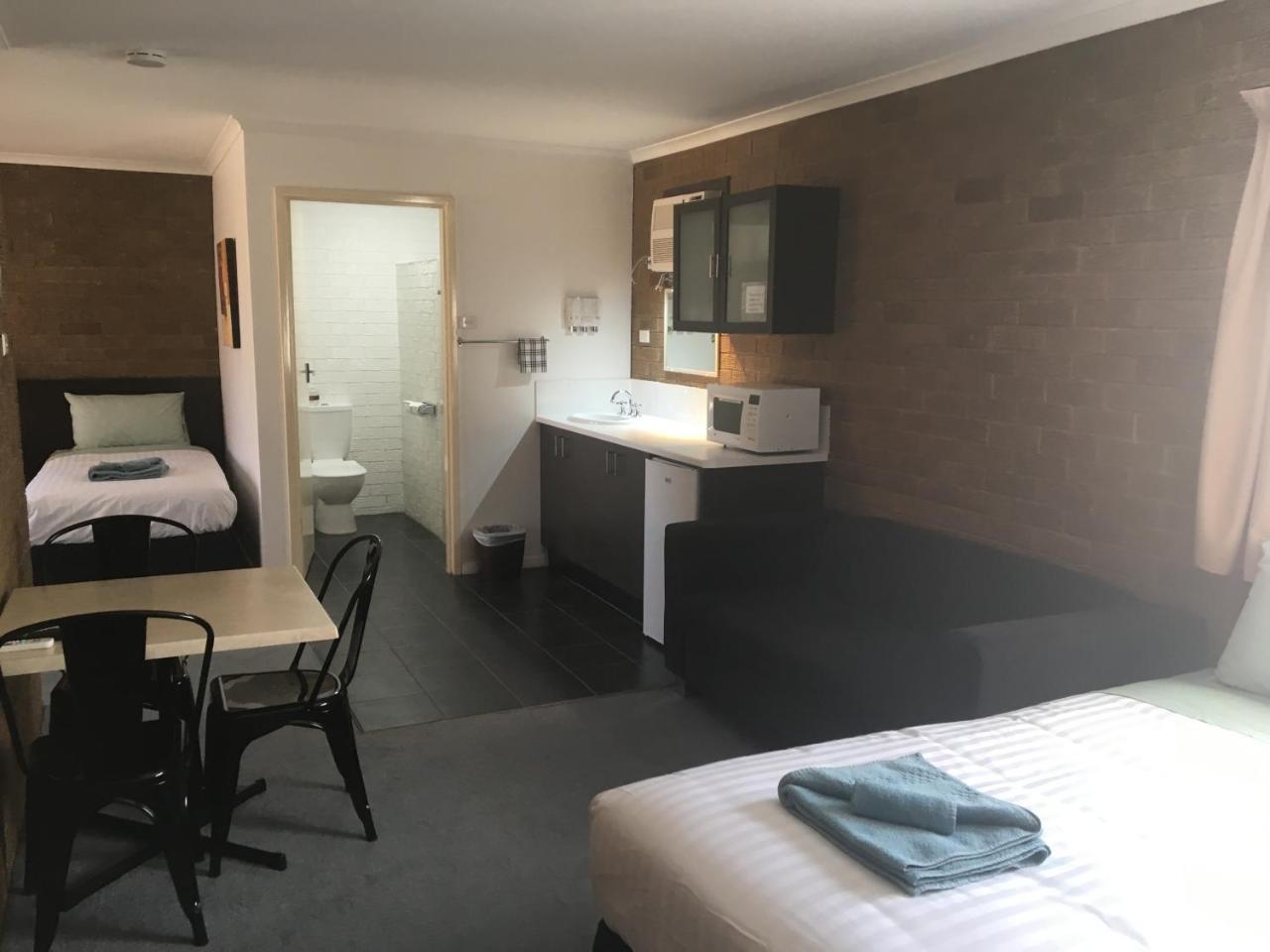 Camellia Motel Narrandera Exterior photo